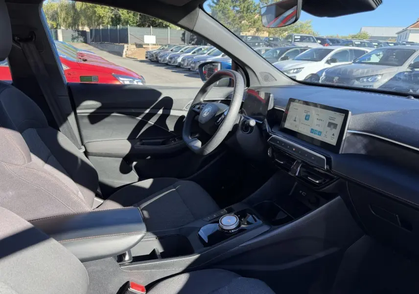 Vue intérieure côté conducteur du MG3 1.5 Hybrid+ 195ch Comfort 2025 avec tableau de bord numérique et tissu noir.