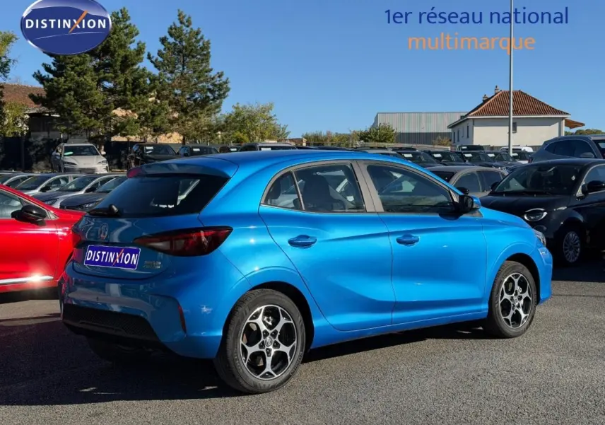 Vue 3/4 arrière droite du MG3 1.5 Hybrid+ 195ch Comfort en Como Blue métallisé sur parking extérieur.