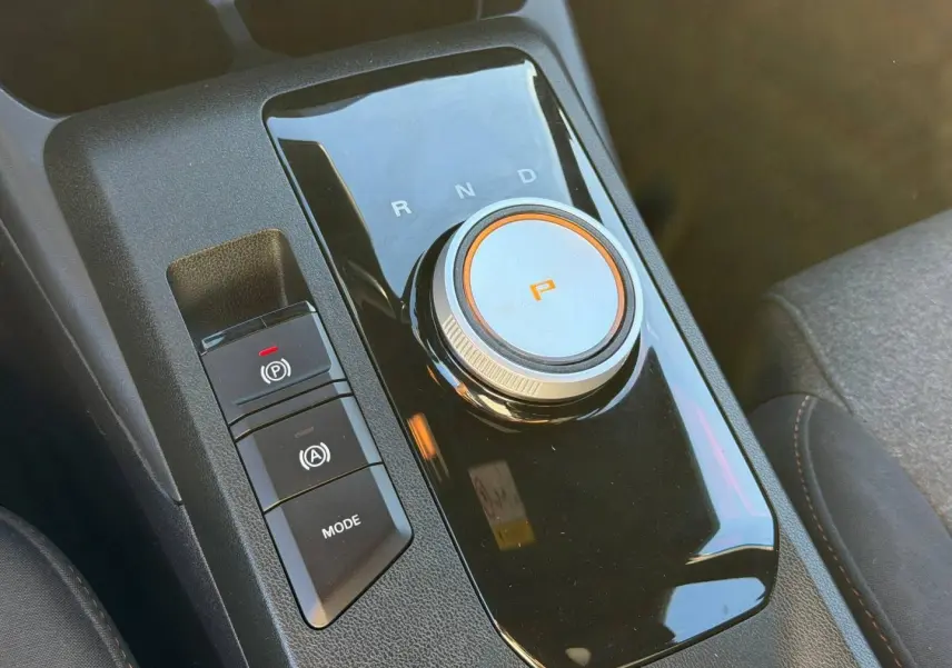 Gros plan sur la molette de boîte automatique et les boutons de commande sur la console centrale intérieure du MG3 2025.