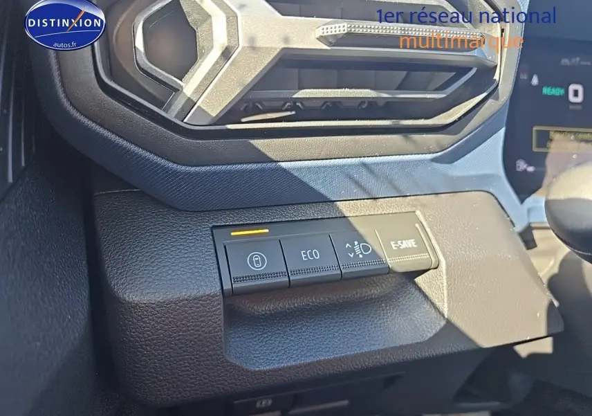 Boutons de commande du mode eco et e-save sur la console intérieure du Dacia Duster 2025 brun terracotta.