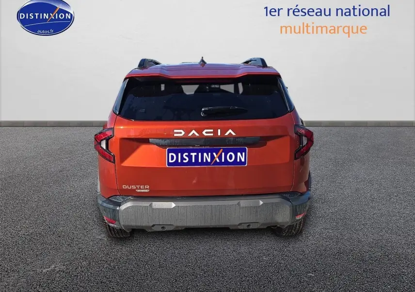 Vue arrière du Dacia Duster 2025 brun terracotta avec logo et feux arrière en forme de C.