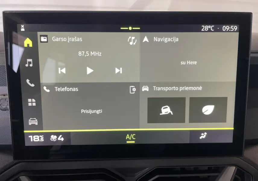 Écran tactile central 10 pouces du Dacia Duster beige 2025 affichant navigation et radio.