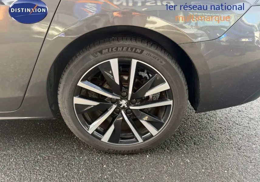 Coffre ouvert d’une Peugeot 508 gris platinium, vue de l’arrière mettant en valeur l’espace de chargement vide.