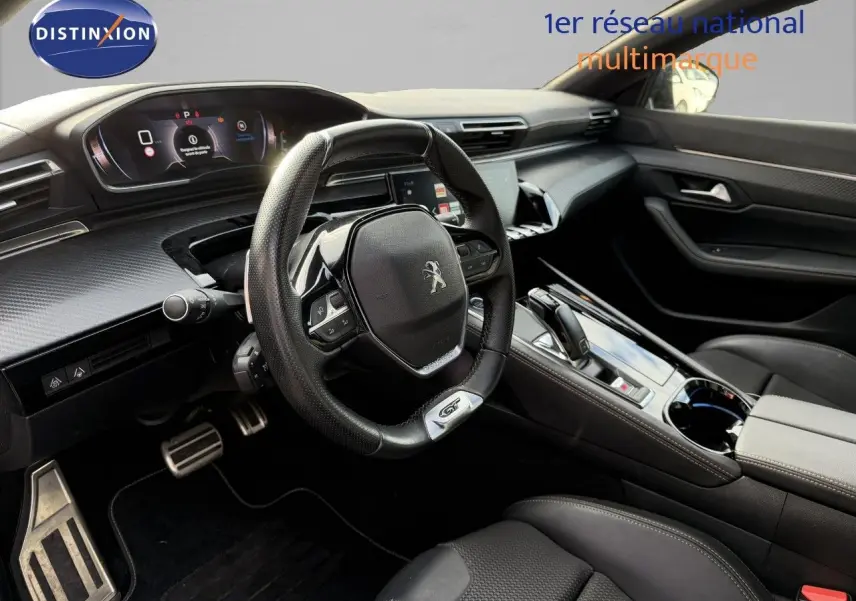 Intérieur de la Peugeot 508 gris platinium, vue côté conducteur sur le volant compact GT et tableau de bord numérique.