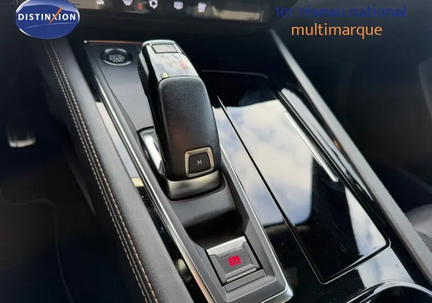 Vue intérieure centrée sur le volant cuir noir avec logo Peugeot et tableau de bord numérique d'une 508 Gris Platinium.