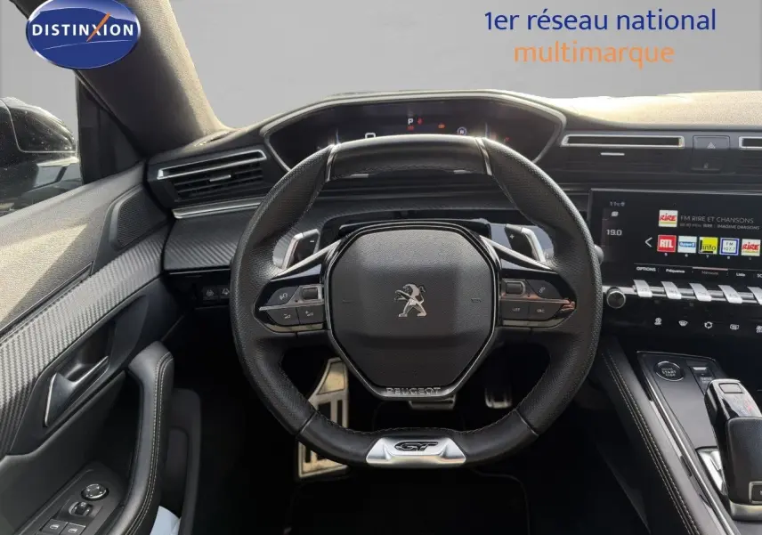 Gros plan sur la console centrale noire brillante avec levier de vitesse automatique cuir de la Peugeot 508 gris platinium.