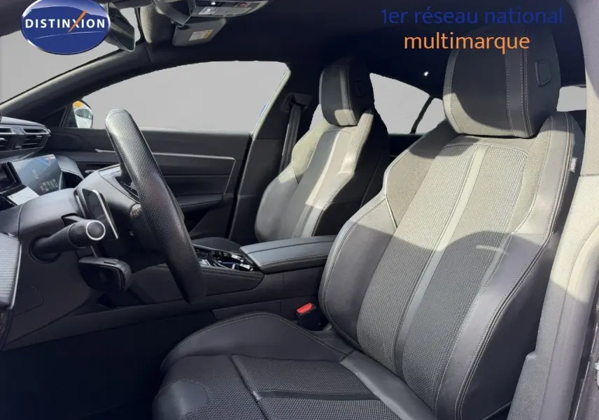 Vue intérieure côté conducteur de la Peugeot 508 gris platinium, mettant en valeur les sièges sport en cuir et tissu.