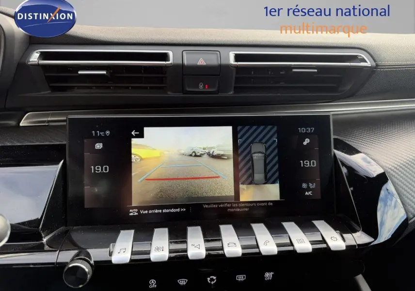 Vue rapprochée de l’écran central de la Peugeot 508 gris platinium, affichant la caméra de recul et les commandes tactiles.