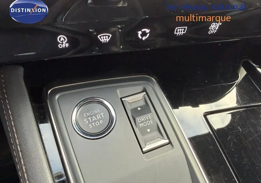 Gros plan sur la console centrale noire du Peugeot 508 gris platinium, avec bouton start/stop et sélecteur drive mode.