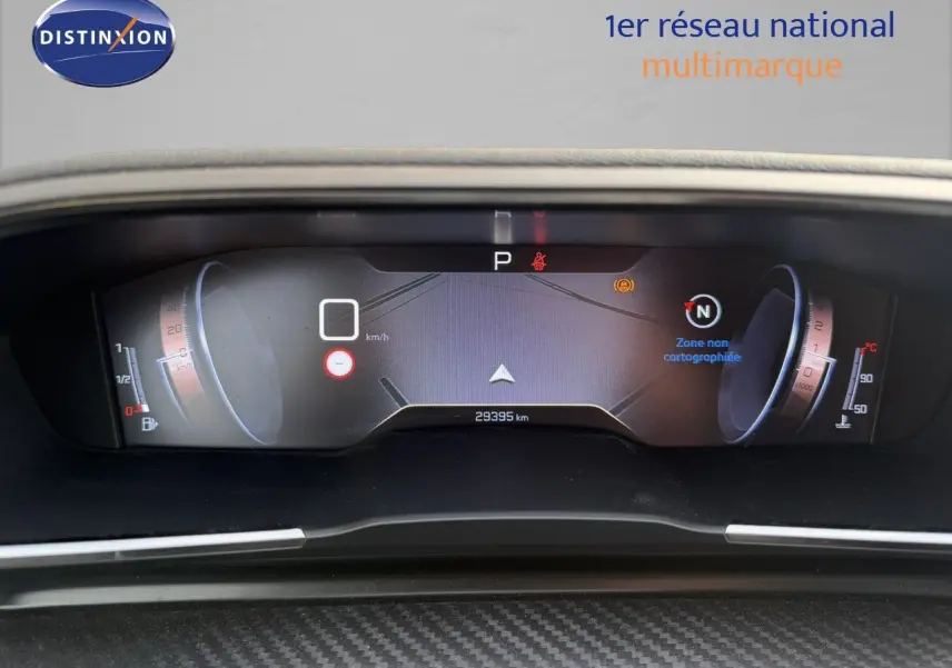 Vue rapprochée du tableau de bord numérique du Peugeot 508 gris platinium, affichant 29 395 km et indicateurs digitaux.