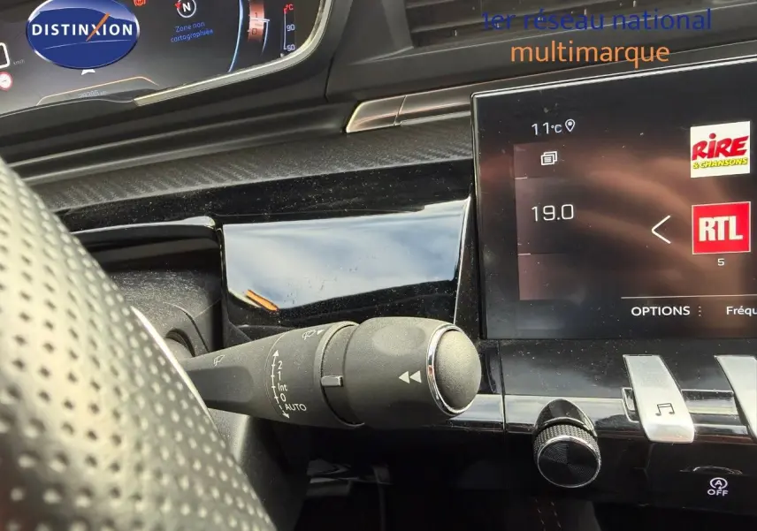 Gros plan sur la commande d’essuie-glace côté gauche du tableau de bord d’une Peugeot 508 gris platinium 2023.