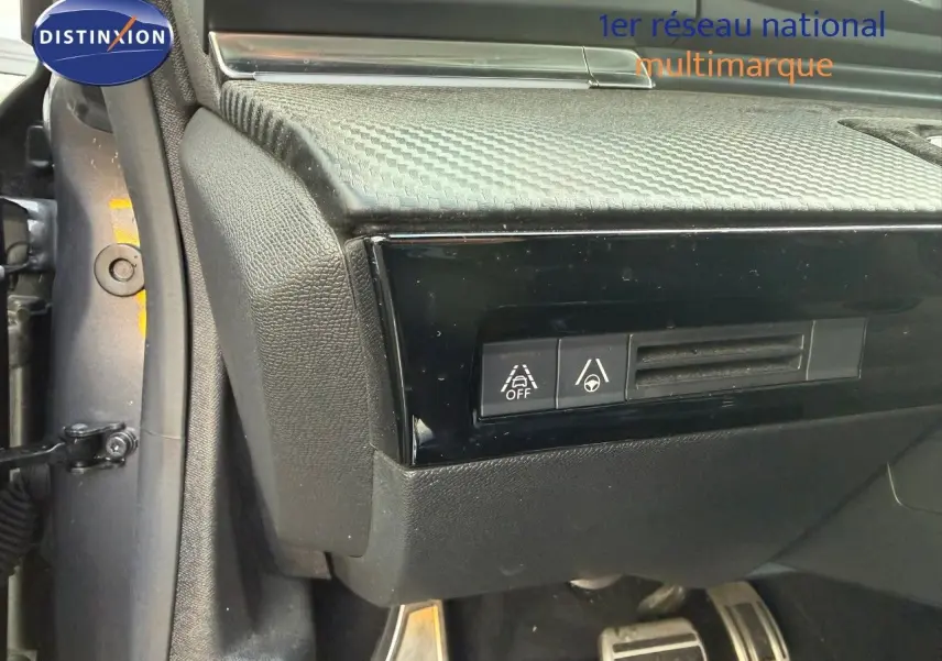 Détail intérieur côté gauche du tableau de bord de la Peugeot 508 gris platinium, avec boutons de contrôle et finition texturée.