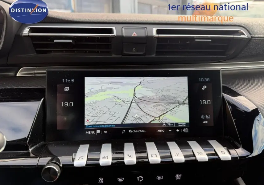 Vue rapprochée de la console centrale tactile de la Peugeot 508 gris platinium, affichant la climatisation digitale.