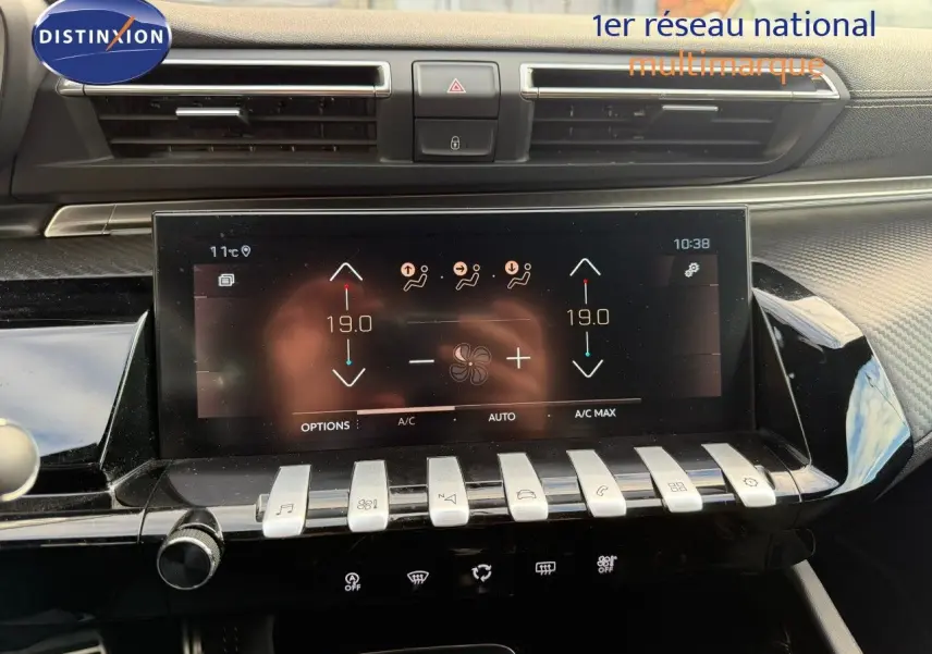 Vue rapprochée de l’écran tactile central et des commandes argentées du tableau de bord noir du Peugeot 508 gris platinium.