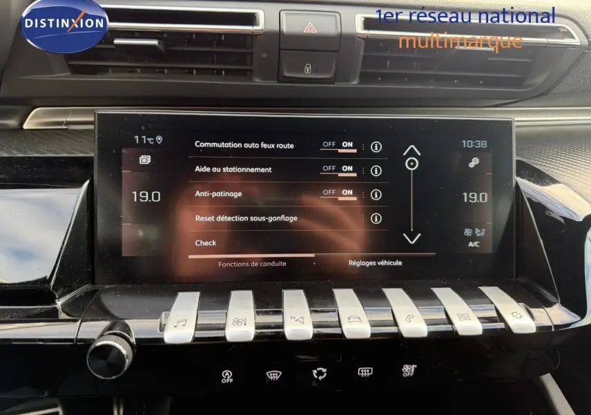 Vue rapprochée de l’écran tactile et des commandes argentées du tableau de bord de la Peugeot 508 gris platinium.