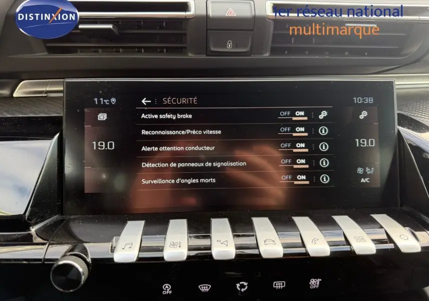 Vue rapprochée de l'écran tactile et des commandes piano de la Peugeot 508 gris platinium, affichant les réglages de sécurité.