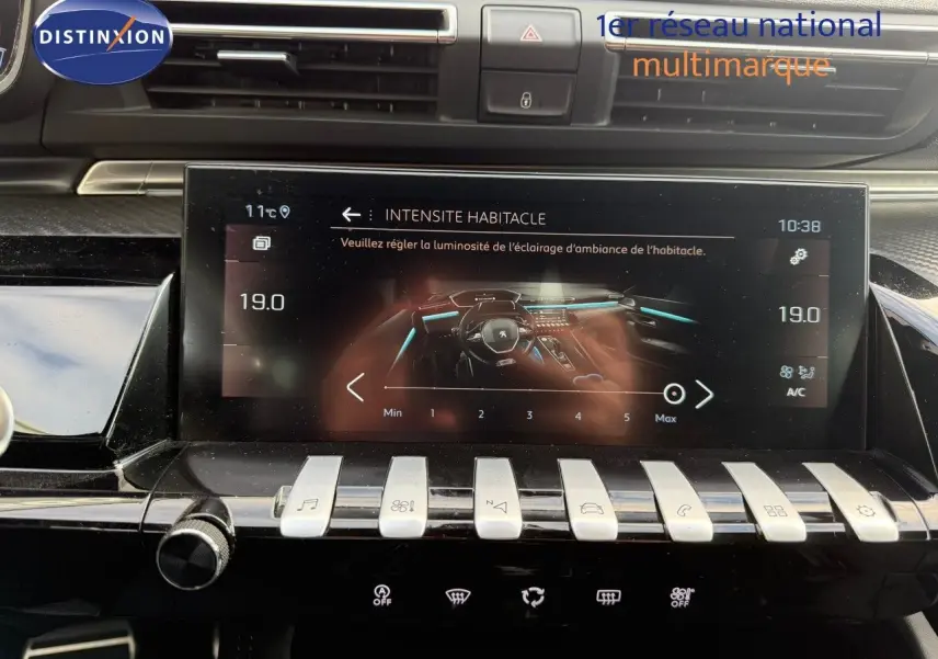 Vue rapprochée de l’écran tactile central du Peugeot 508 gris platinium 2023, affichant les réglages d’ambiance intérieure.