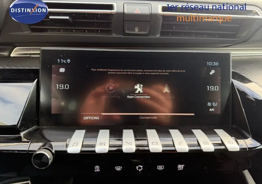 Vue rapprochée de l’écran tactile central et des commandes piano du tableau de bord de la Peugeot 508 gris platinium.