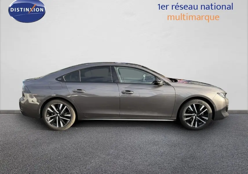 Peugeot 508 gris platinium vue 3/4 avant droit, avec jantes alliage noires et calandre distinctive GT.