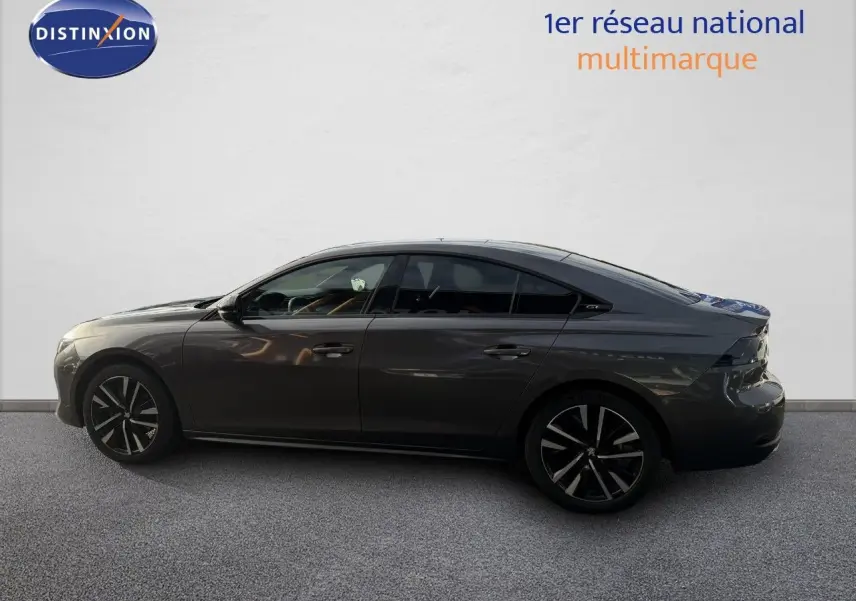 PEUGEOT 508 gris platinium vue 3/4 arrière côté gauche, avec jantes noires et vitres teintées.
