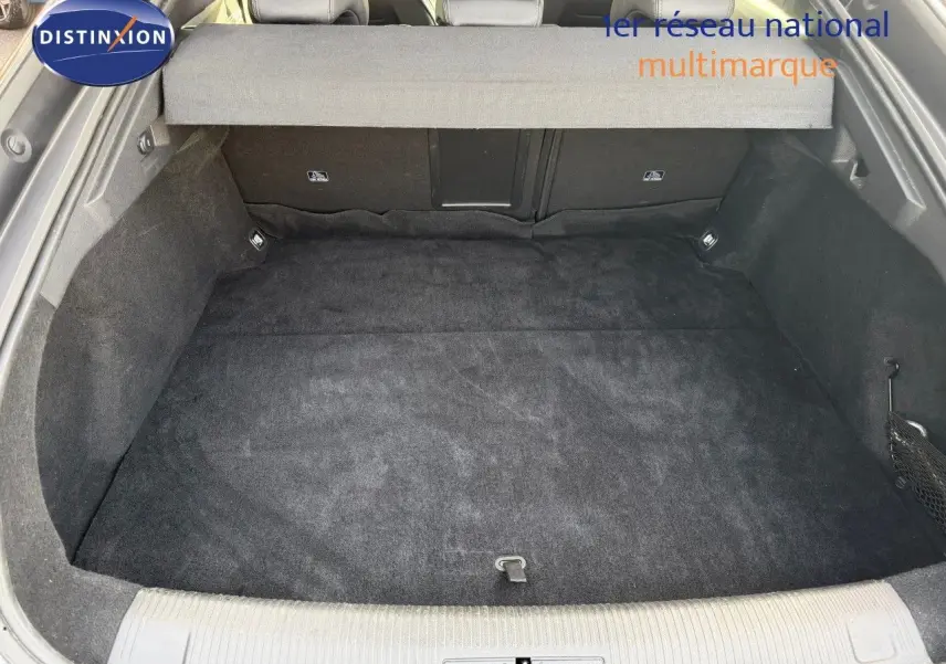 Gros plan sur la roue arrière droite de la Peugeot 508 gris platinium, mettant en valeur la jante alliage noire et argent.