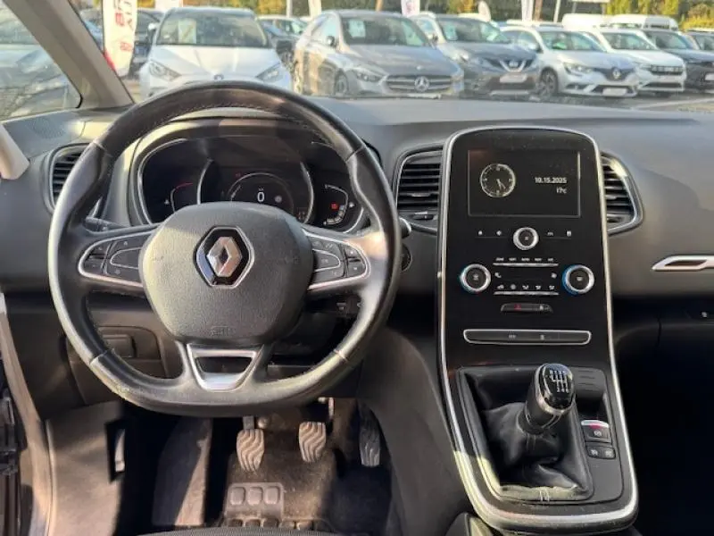 Vue intérieure du tableau de bord et volant cuir noir du Renault Grand Scenic 2019 avec boîte manuelle et écran tactile central.