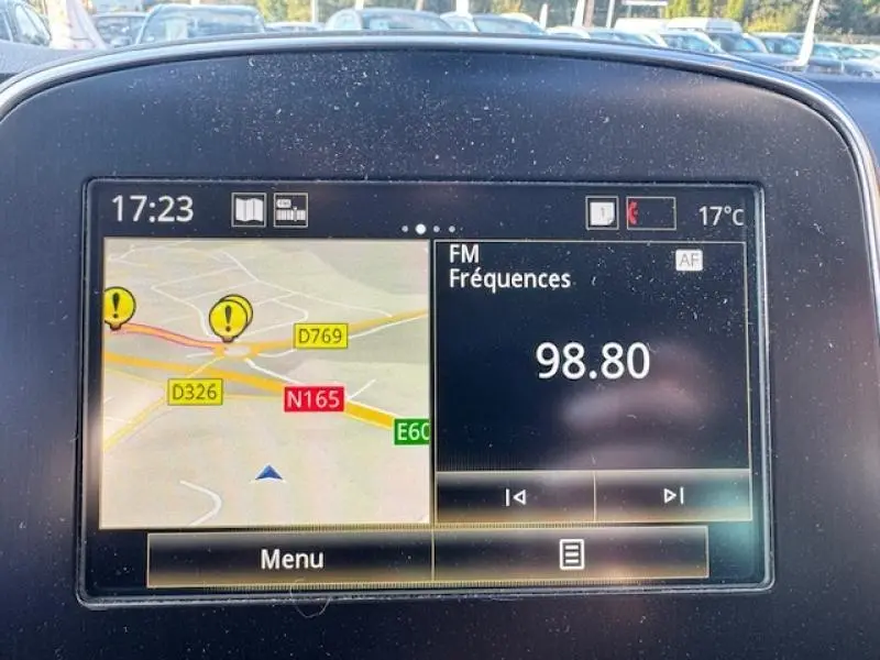 Écran tactile central du tableau de bord du Renault Grand Scenic affichant GPS et fréquence radio 98.80 FM.