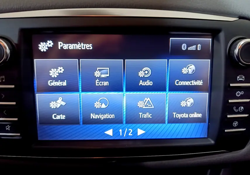 Écran tactile central de la Toyota Yaris 1.5 Hybride 2020 affichant le menu des paramètres en intérieur noir.