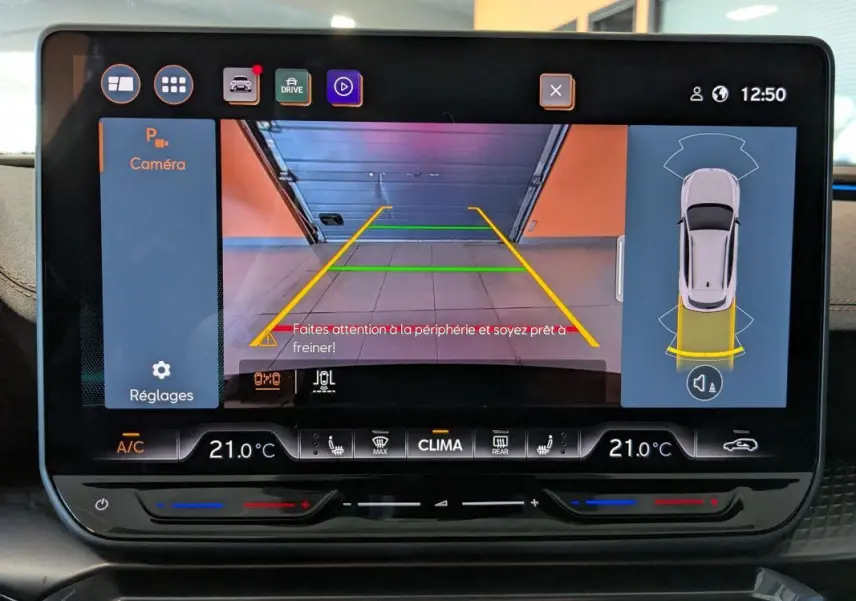 Écran tactile intérieur montrant la caméra de recul et l’aide au stationnement du CUPRA Formentor noir 2025.