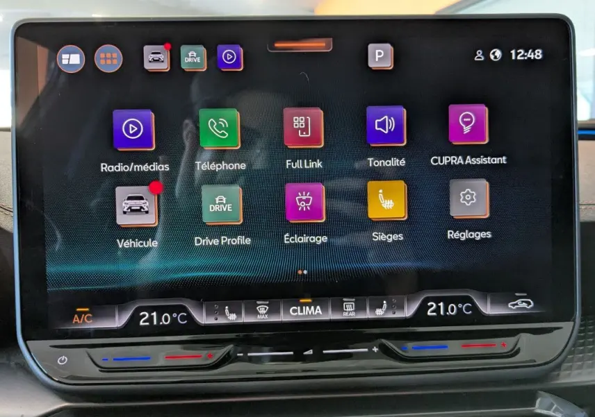 Écran tactile central du CUPRA Formentor 2.0 TDI 150 DSG7 2025 montrant les options multimédia et climatisation.