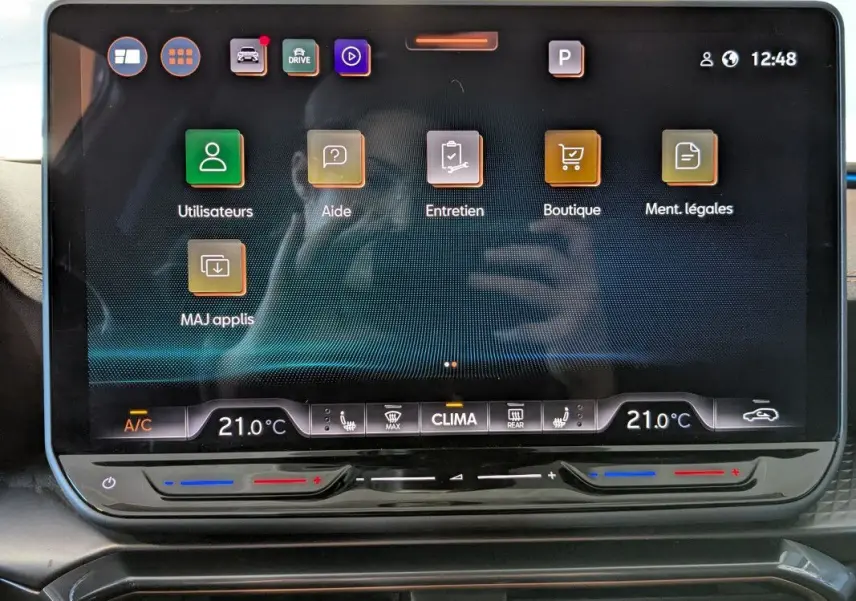 Écran tactile central affichant les réglages de climatisation et menu d’entretien du CUPRA Formentor noir 2025.