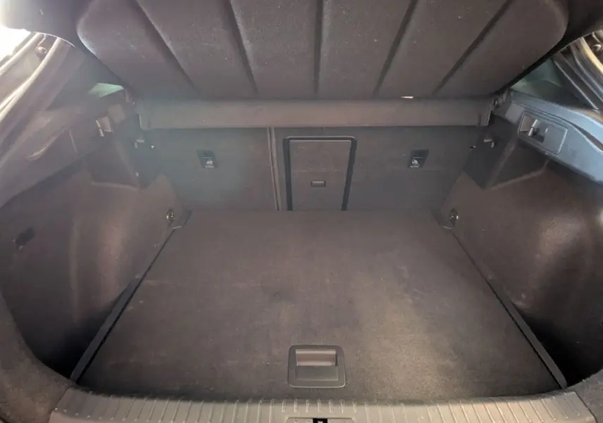 Coffre ouvert vu de face, intérieur spacieux et noir du CUPRA Formentor 2.0 TDI 150 DSG7 2025.