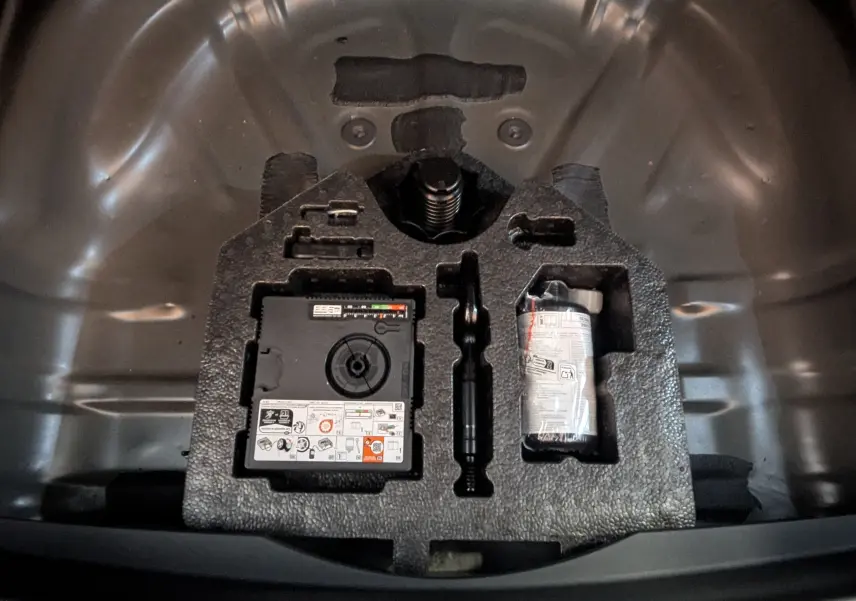 Gros plan sur le kit de réparation de pneu dans le coffre du CUPRA Formentor gris magnétique 2025.