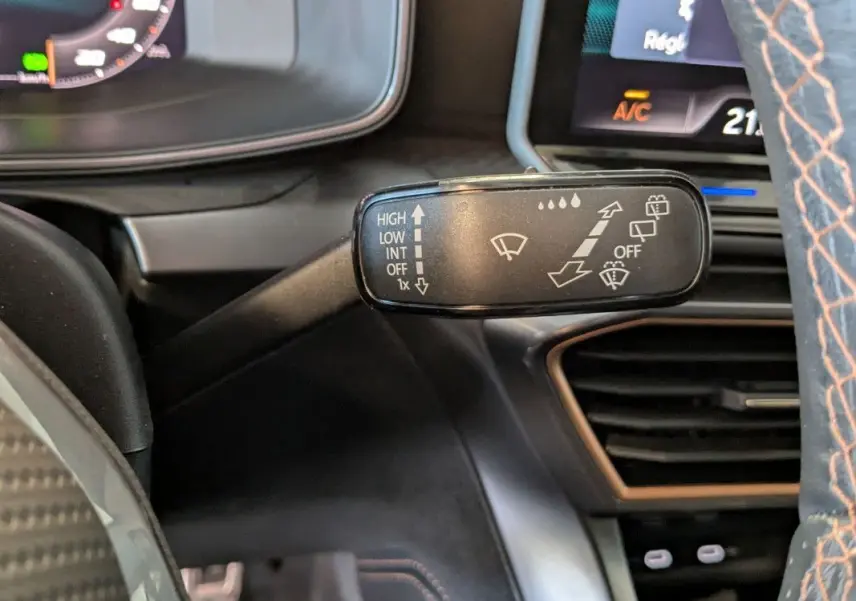 Gros plan sur la commande d’essuie-glace à gauche du volant dans l’habitacle noir du CUPRA Formentor 2.0 TDI 150 DSG7.