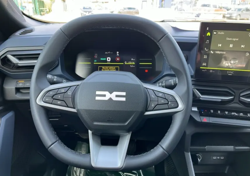 Vue rapprochée du volant cuir noir et du tableau de bord numérique du Dacia Bigster Hybrid 155 Expression Plus 2026.