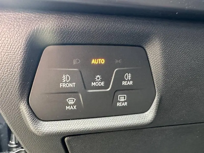 Panneau de commandes d'éclairage en gros plan dans l'habitacle du CUPRA Formentor gris Graphène, avec mode automatique activé.