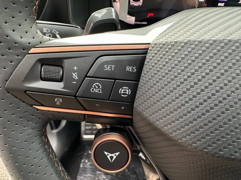 Gros plan sur le volant cuir perforé côté gauche du CUPRA Formentor 2.0 TDI avec commandes multifonctions et insert carbone.