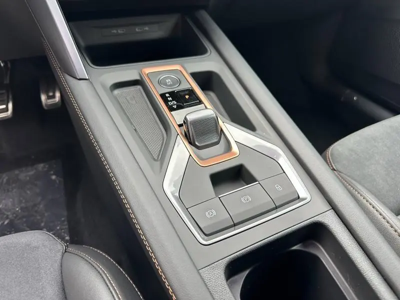 Gros plan sur la console centrale noire avec levier de vitesse et contour cuivre du CUPRA Formentor 2.0 TDI 2026.