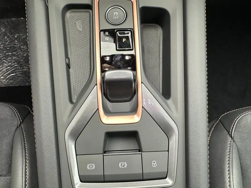 Vue rapprochée de la console centrale avec levier de vitesse et boutons de commande sur CUPRA Formentor gris Graphène.