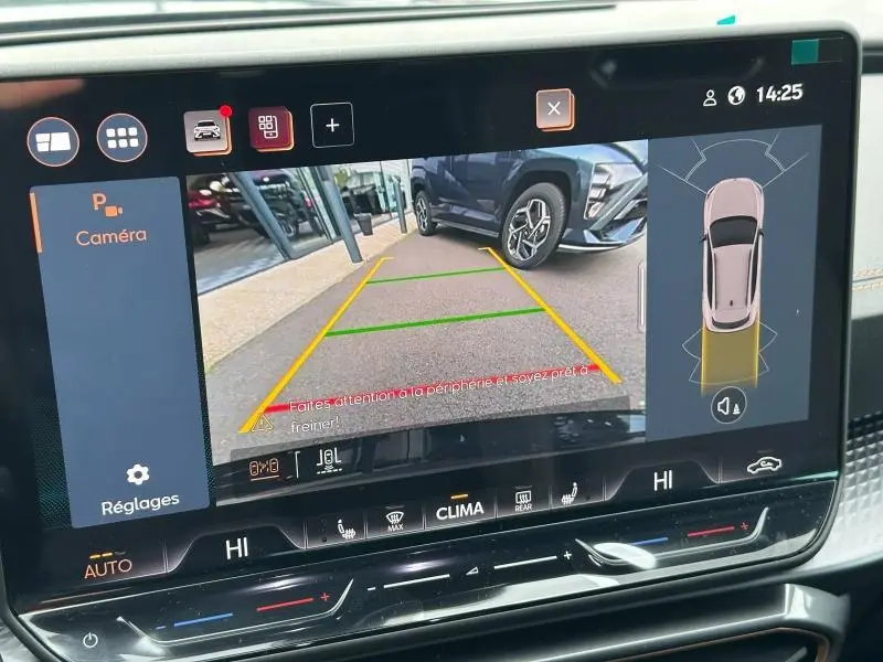 Écran tactile affichant la caméra de recul avec vue sur un SUV gris Graphène garé côté droit, lignes de guidage visibles.