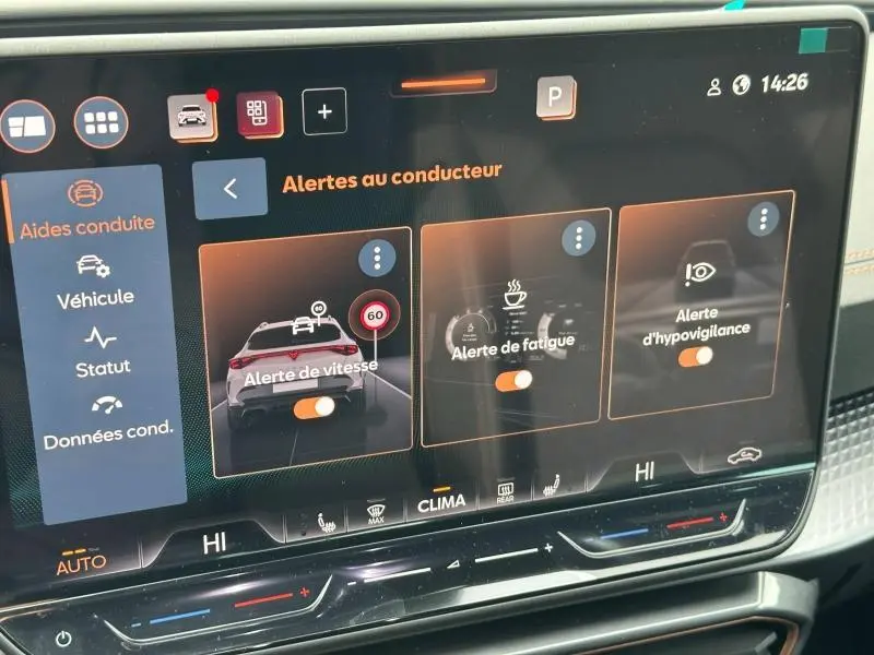 Écran tactile intérieur de la CUPRA Formentor 2.0 TDI 150ch V DSG7 affichant les alertes au conducteur.