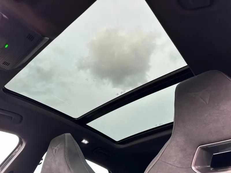 Vue intérieure du toit ouvrant panoramique et des sièges avant gris du CUPRA Formentor 2.0 TDI 150ch V DSG7 2026.