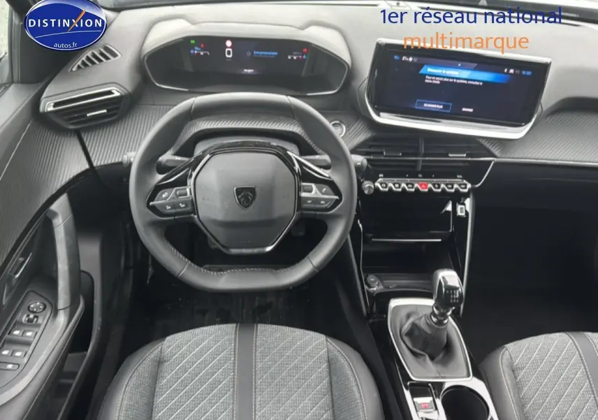 Vue intérieure frontale du poste de conduite du Peugeot 2008 gris sélénite avec volant multifonction et écran tactile central.