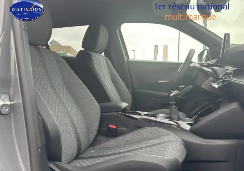 Intérieur de la Peugeot 2008 1.2 100 Allure gris sélénite, vue côté gauche sur sièges et tableau de bord.