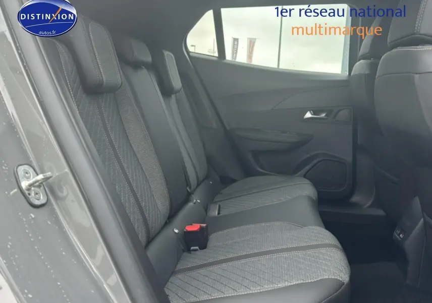 Vue intérieure côté gauche des sièges arrière gris tissu embossé d'un Peugeot 2008 1.2 100 allure 2025.
