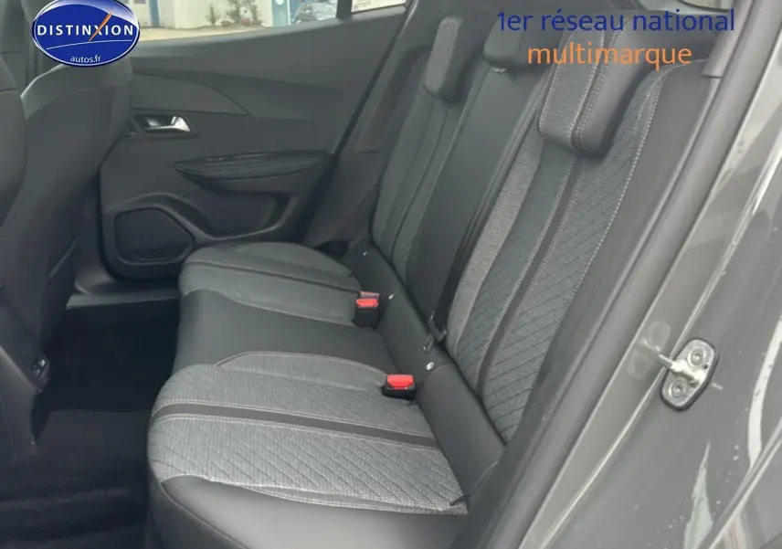 Vue côté droit sur la banquette arrière gris sellenium avec tissu casual embossé du Peugeot 2008 1.2 100 allure 2025.