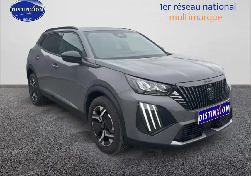 Peugeot 2008 gris sélénite en 3/4 avant droit, avec calandre noire et feux LED verticaux distinctifs.