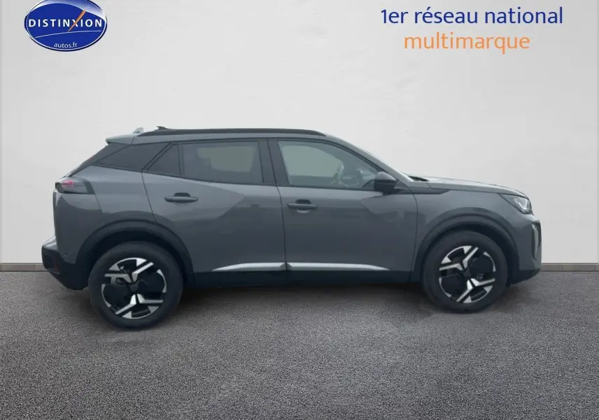 Vue latérale droite d'un Peugeot 2008 gris sélénite 2025 avec jantes alu et toit noir.