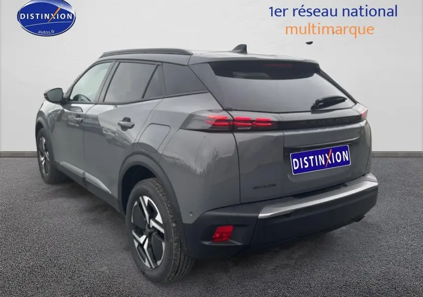 Peugeot 2008 gris sellenium en 3/4 arrière droit, avec feux arrière LED et jantes alliage distinctives.
