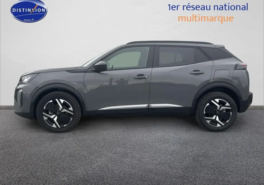 Profil droit du Peugeot 2008 1.2 100 Allure gris sélénite avec jantes alu et vitres teintées.